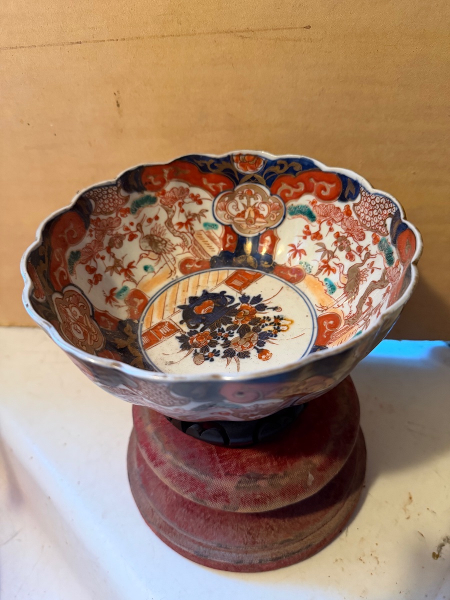  Grand Bol: Imari ,a riche décor fin de bleu rouge et  d'or sur fond banc  d'oiseaux et fleurs -photo-3