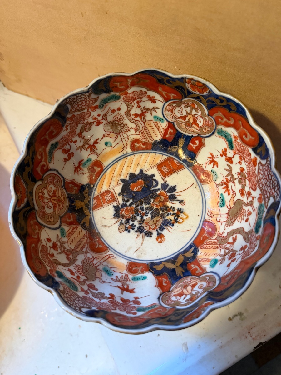  Grand Bol: Imari ,a riche décor fin de bleu rouge et  d'or sur fond banc  d'oiseaux et fleurs -photo-4