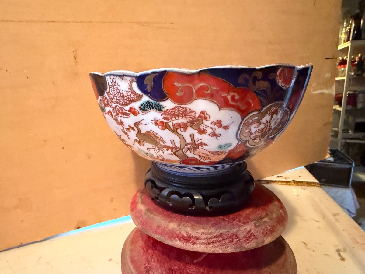  Grand Bol: Imari ,a riche décor fin de bleu rouge et  d'or sur fond banc  d'oiseaux et fleurs -photo-1