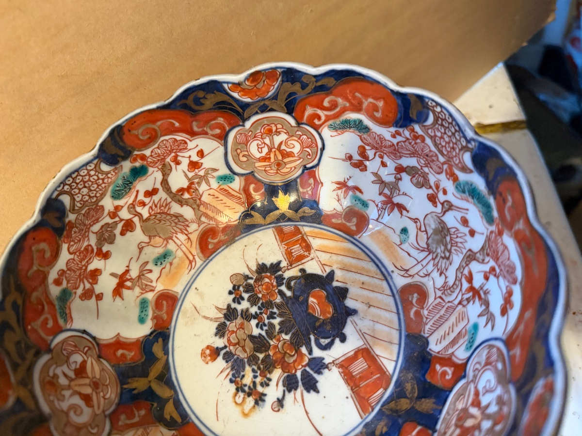  Grand Bol: Imari ,a riche décor fin de bleu rouge et  d'or sur fond banc  d'oiseaux et fleurs -photo-4