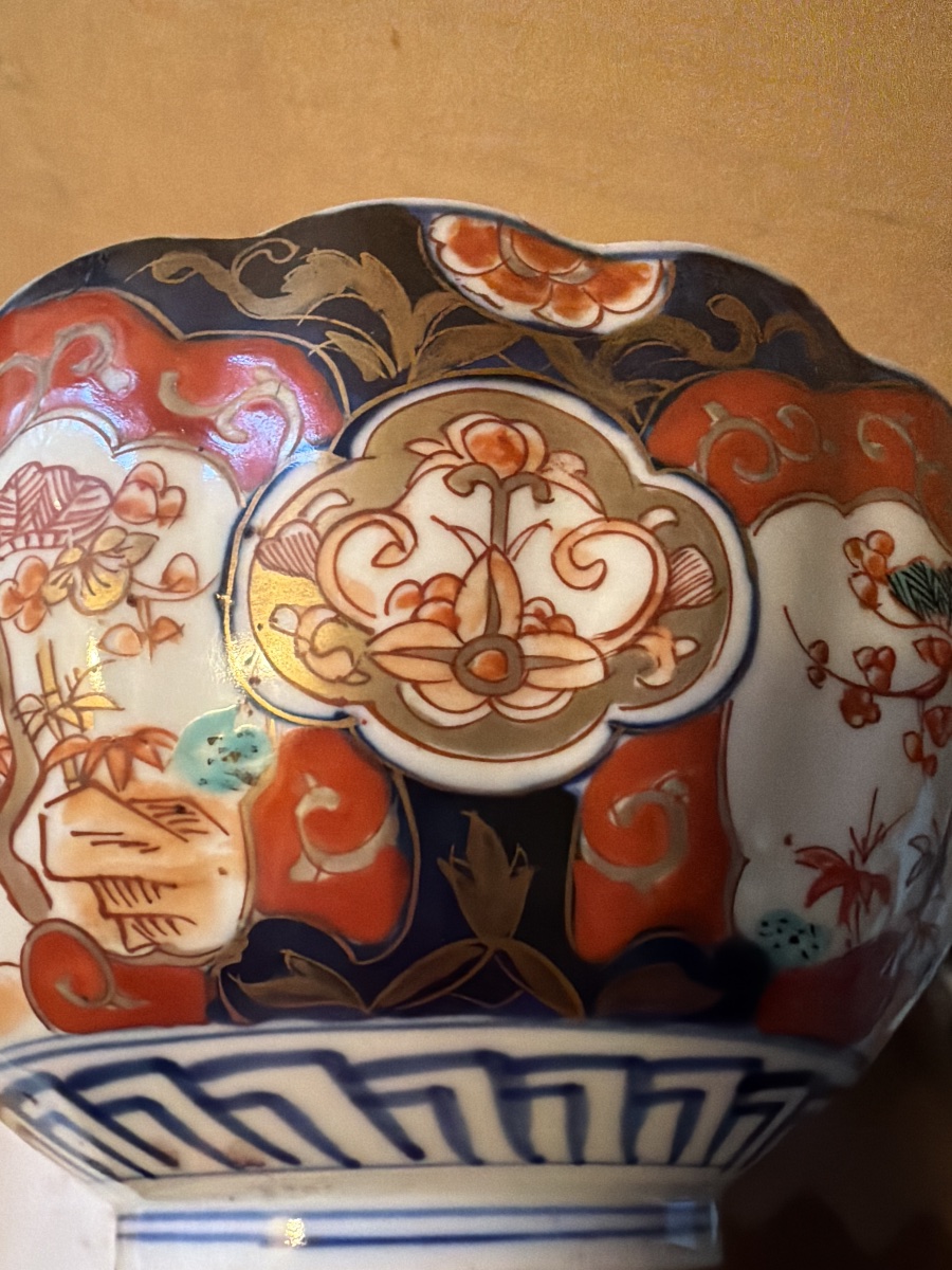  Grand Bol: Imari ,a riche décor fin de bleu rouge et  d'or sur fond banc  d'oiseaux et fleurs -photo-8