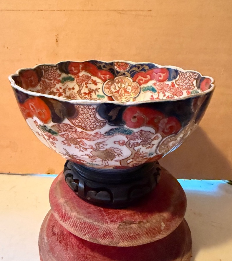  Grand Bol: Imari ,a riche décor fin de bleu rouge et  d'or sur fond banc  d'oiseaux et fleurs 