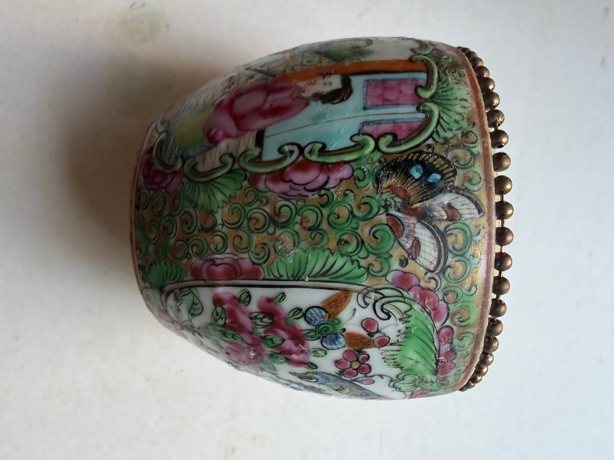 19th-century Chinese Canton Vase, Green Family, With A Bronze-beaded Rim And Richly Decorated With Four Cartouches-photo-4