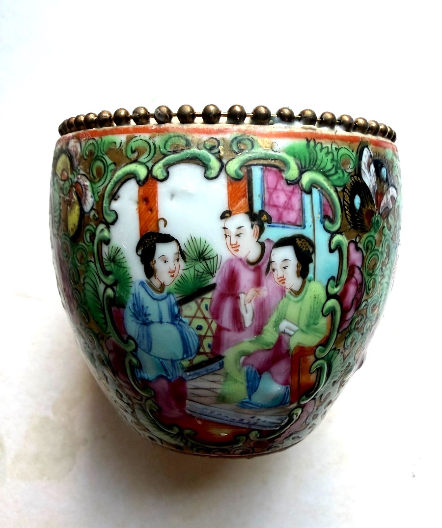 19th-century Chinese Canton Vase, Green Family, With A Bronze-beaded Rim And Richly Decorated With Four Cartouches