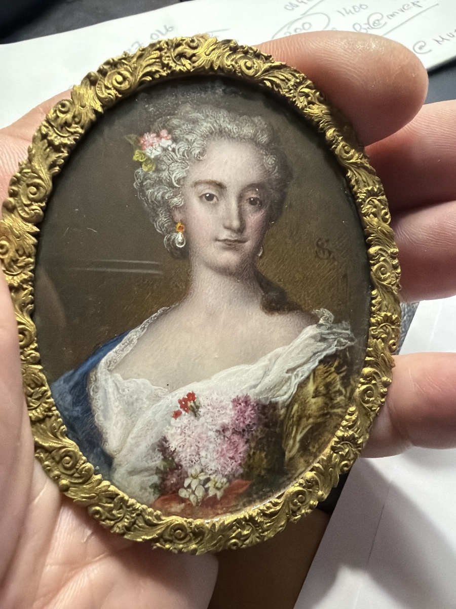 Beau portrait a la miniature  d'une Dame de Cour, ivoire encadré bronze ciselé ,époque Louis XV-photo-7
