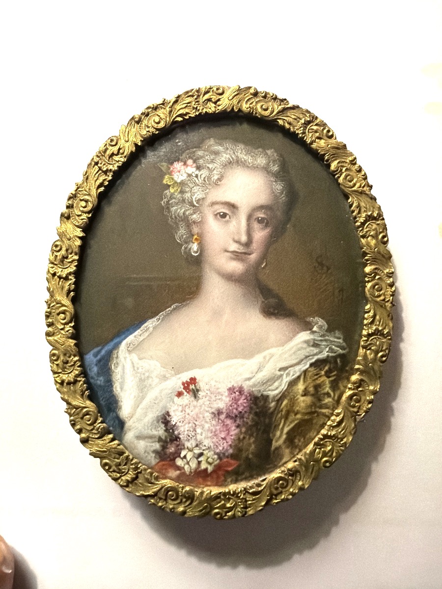 Beau portrait a la miniature  d'une Dame de Cour, ivoire encadré bronze ciselé ,époque Louis XV