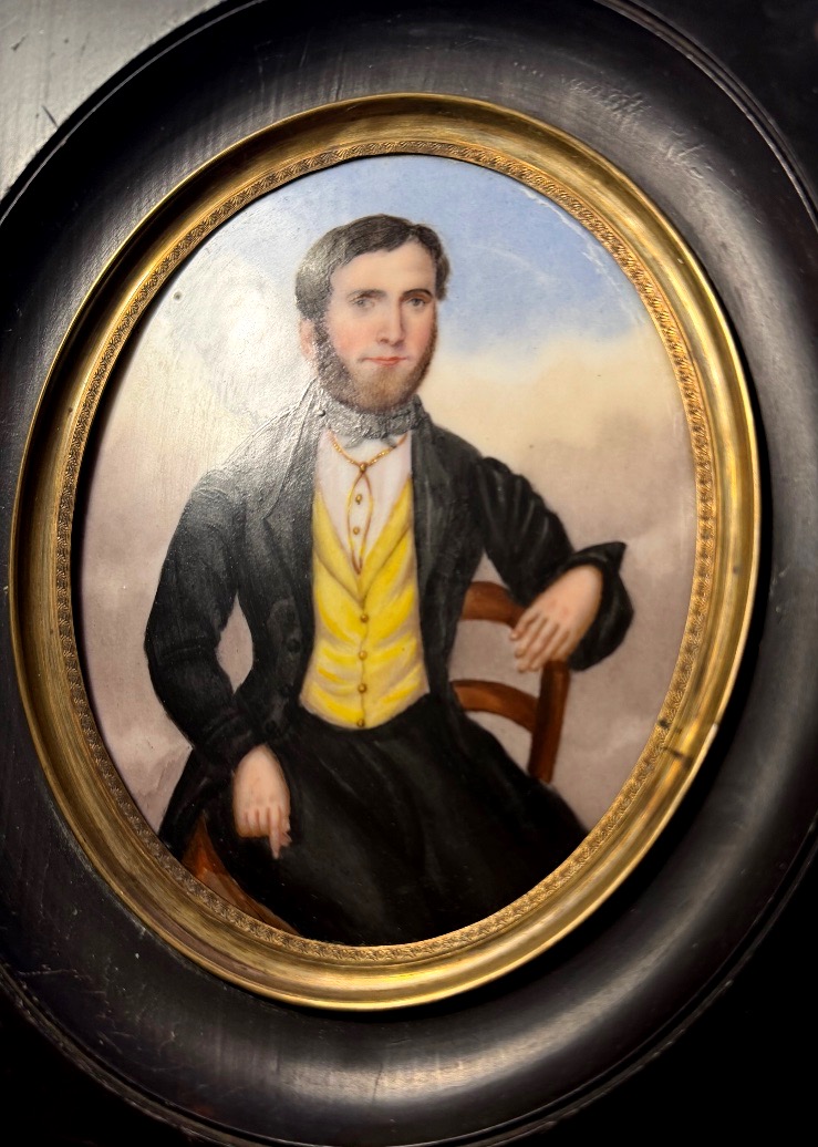 Portrait a la miniature sur porcelaine d'un notable Louis Philippe assis dans son cadre ovale-photo-1