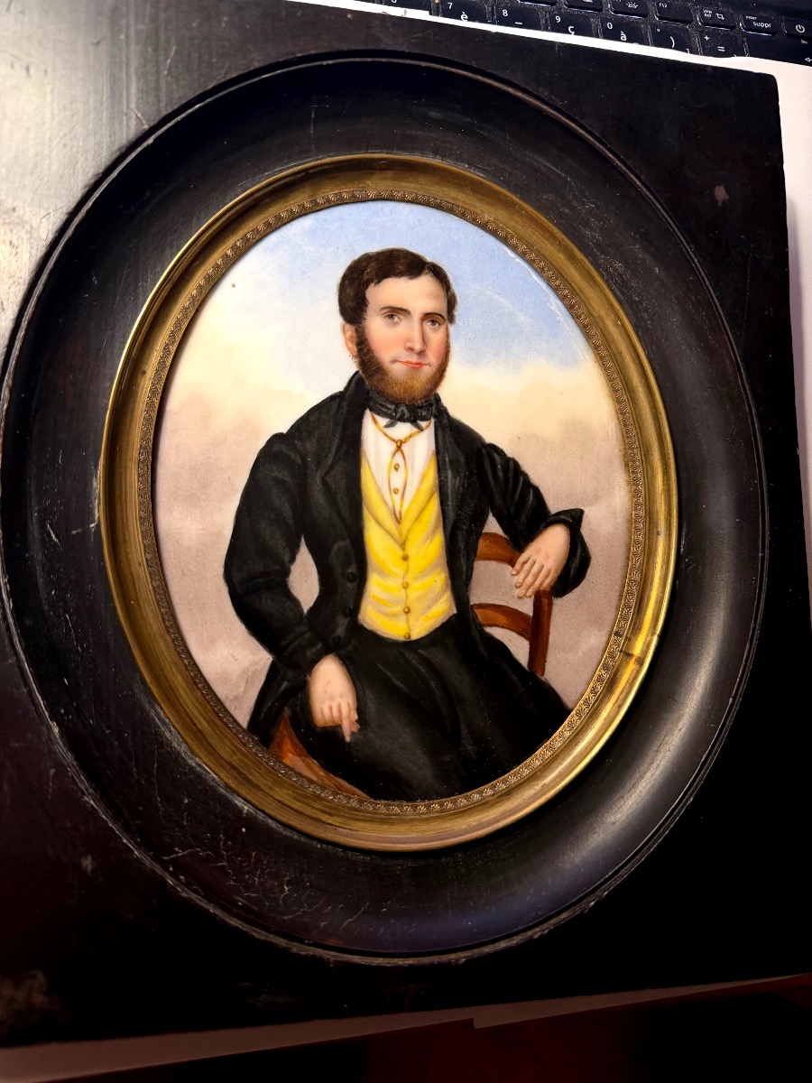 Portrait a la miniature sur porcelaine d'un notable Louis Philippe assis dans son cadre ovale