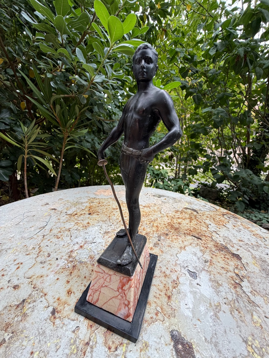 Elegant "fencing Master" Statuette From The 1930s, Mounted On A Marble Base With A Beautiful Bronze Patina-photo-2