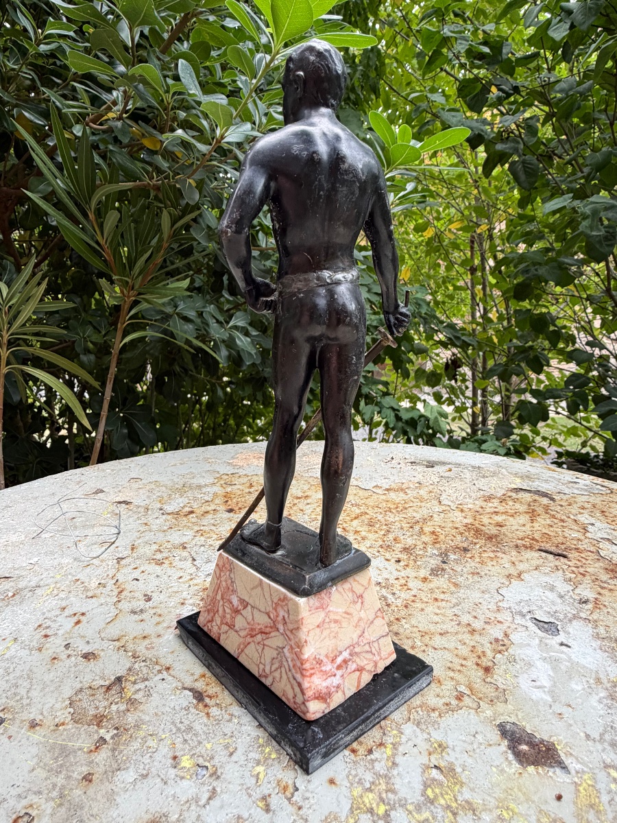 Elegant "fencing Master" Statuette From The 1930s, Mounted On A Marble Base With A Beautiful Bronze Patina-photo-4