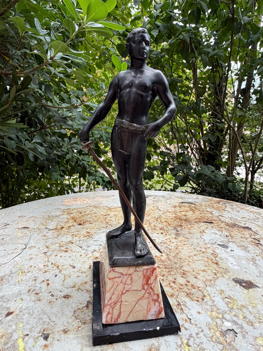 Elegant "fencing Master" Statuette From The 1930s, Mounted On A Marble Base With A Beautiful Bronze Patina-photo-5