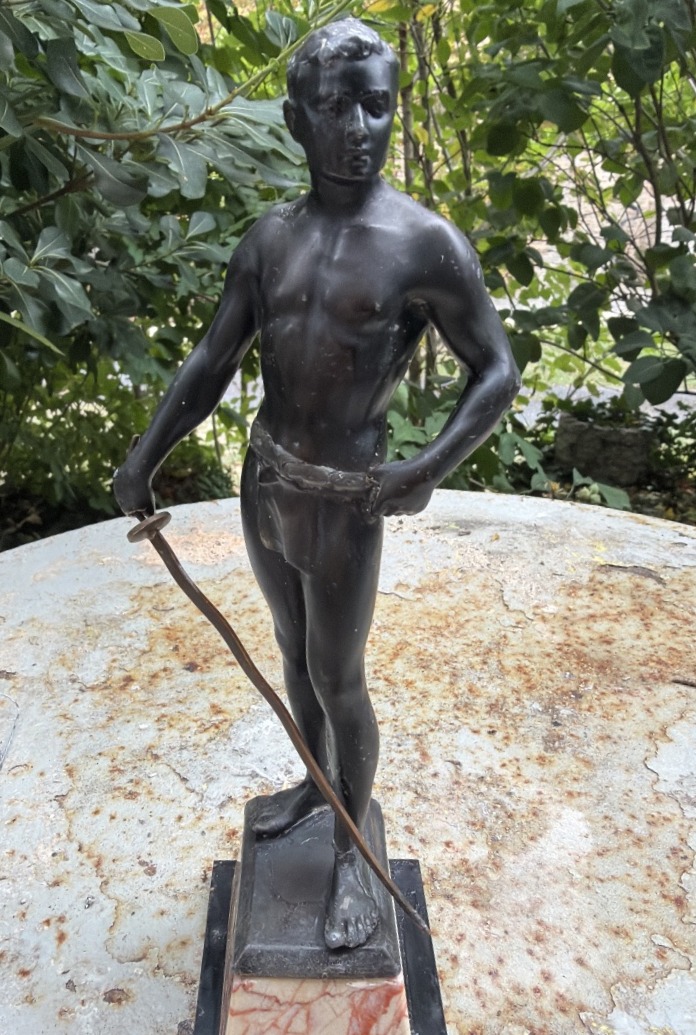 Elegant "fencing Master" Statuette From The 1930s, Mounted On A Marble Base With A Beautiful Bronze Patina-photo-7