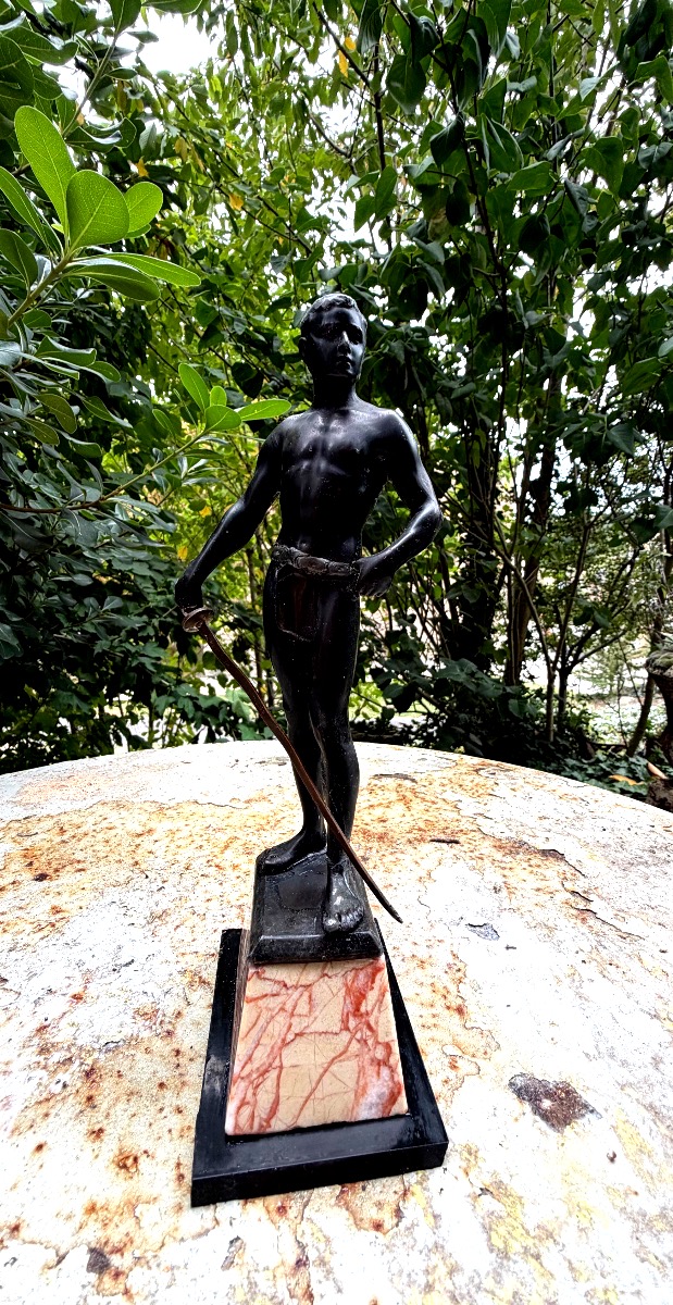 Elegant "fencing Master" Statuette From The 1930s, Mounted On A Marble Base With A Beautiful Bronze Patina