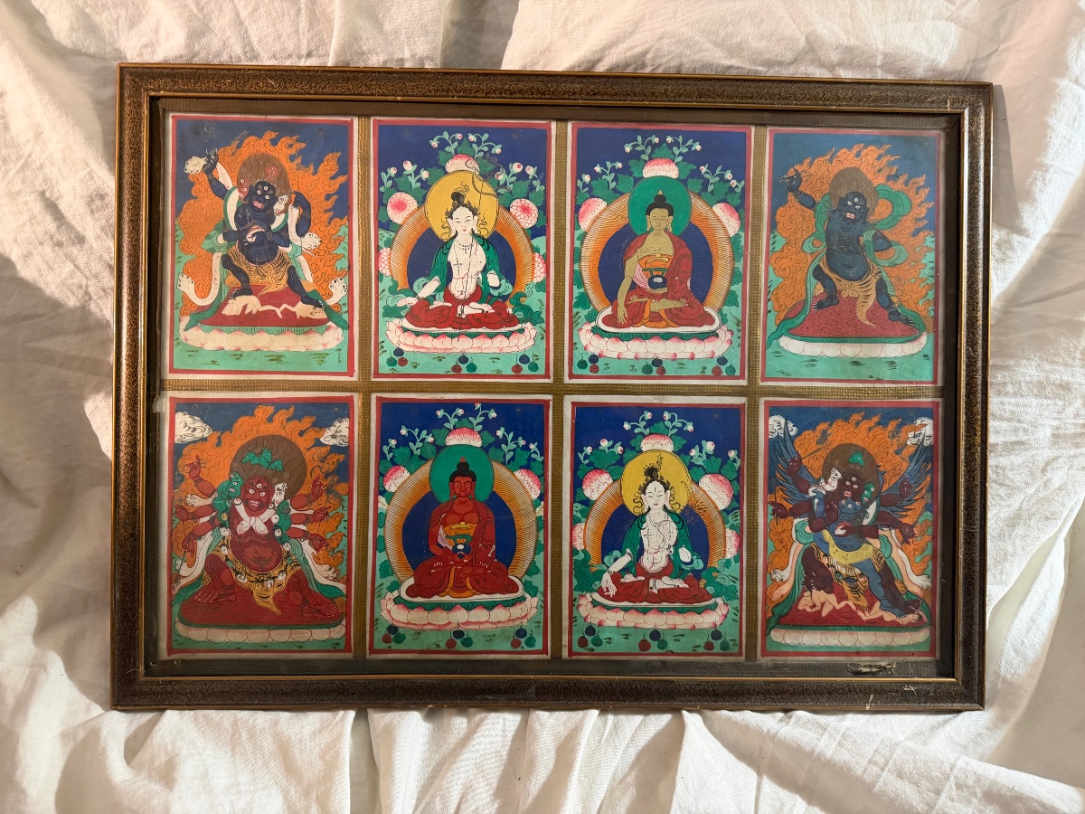 Panneau encadré de 8 différents personnages de la religion Boudhiste gouaches colorées XVIIIème-photo-1