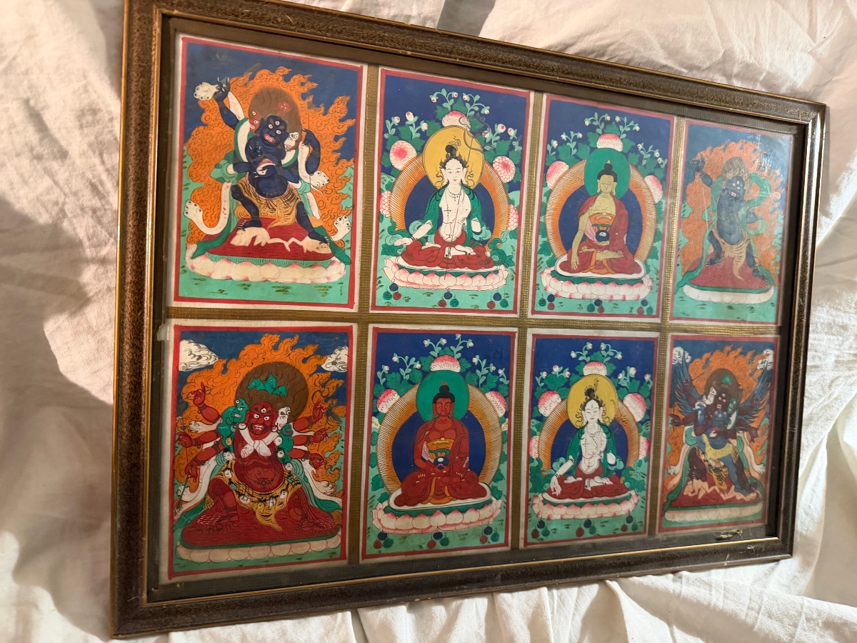 Panneau encadré de 8 différents personnages de la religion Boudhiste gouaches colorées XVIIIème-photo-2