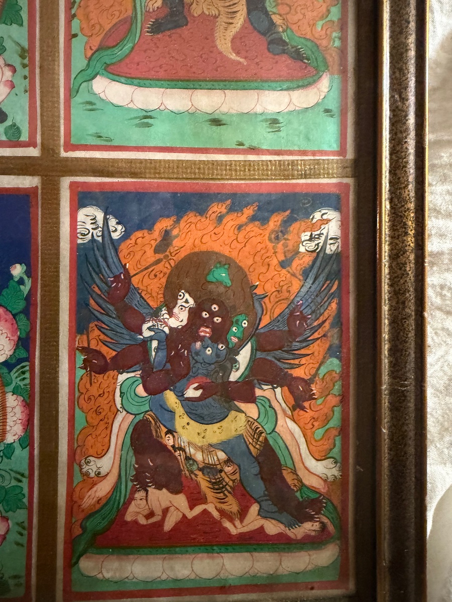 Panneau encadré de 8 différents personnages de la religion Boudhiste gouaches colorées XVIIIème-photo-4