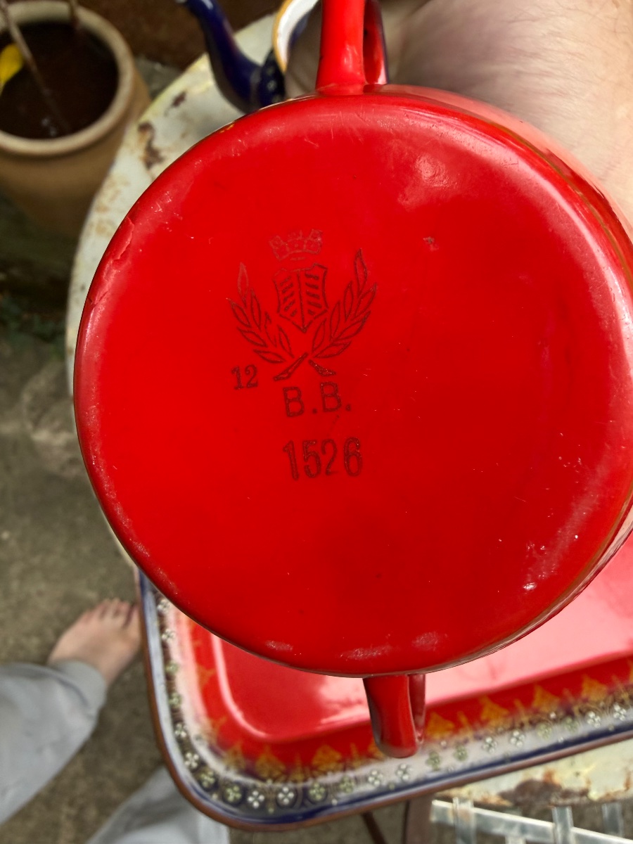Service a thé en fer émaillé rouge vif de quatre pièces finement décoré de la marque B.B. 1940 -photo-4