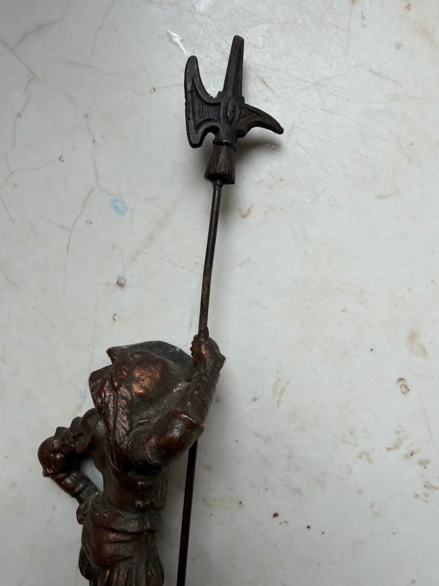  Fine Statuette d'un garde de la Renaissance a la hallebarde  métal patine bronzée Napoléon III-photo-1