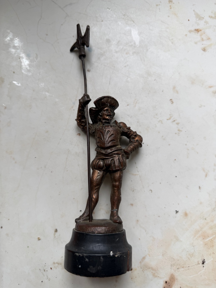  Fine Statuette d'un garde de la Renaissance a la hallebarde  métal patine bronzée Napoléon III-photo-2