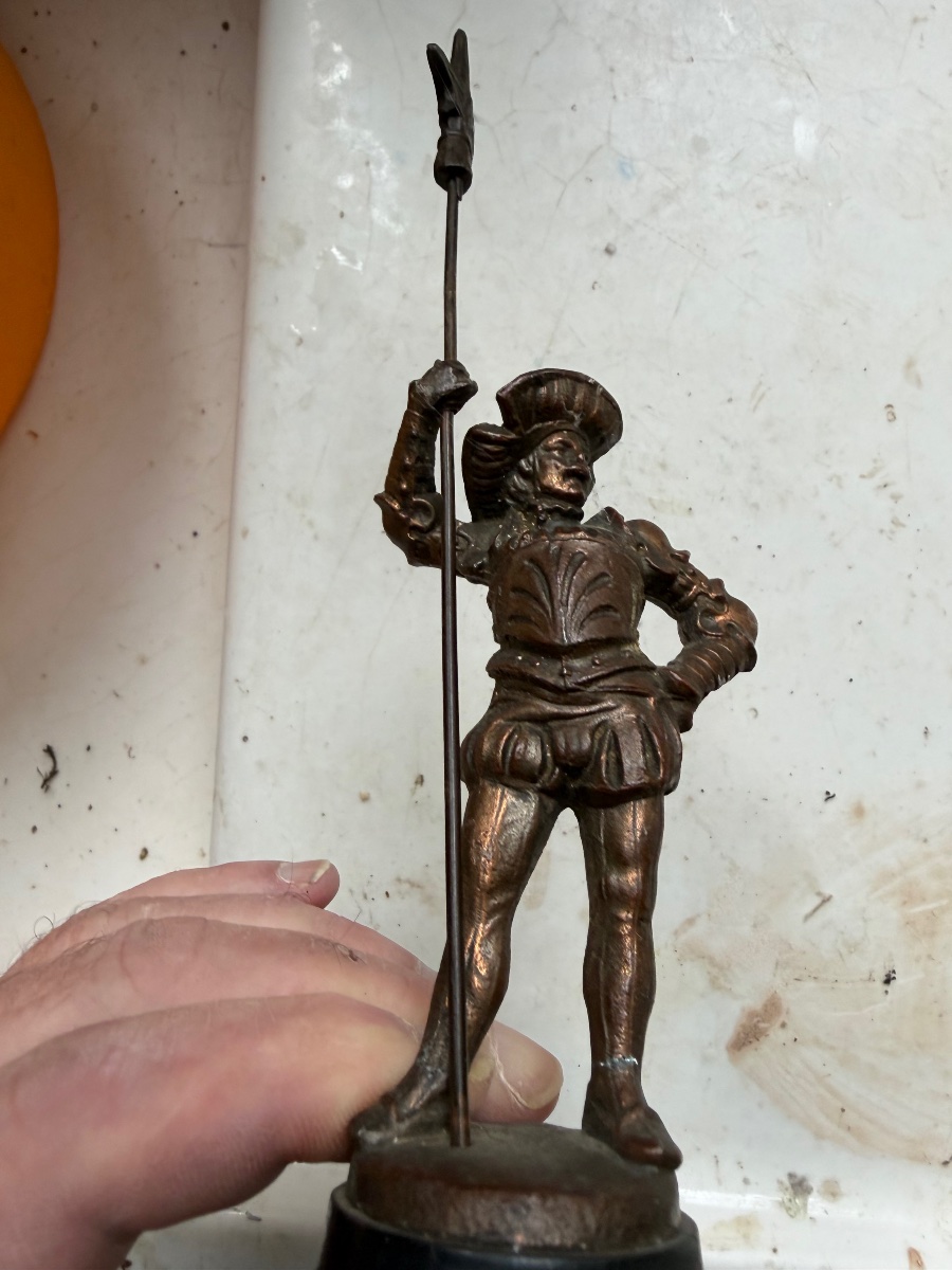  Fine Statuette d'un garde de la Renaissance a la hallebarde  métal patine bronzée Napoléon III-photo-4