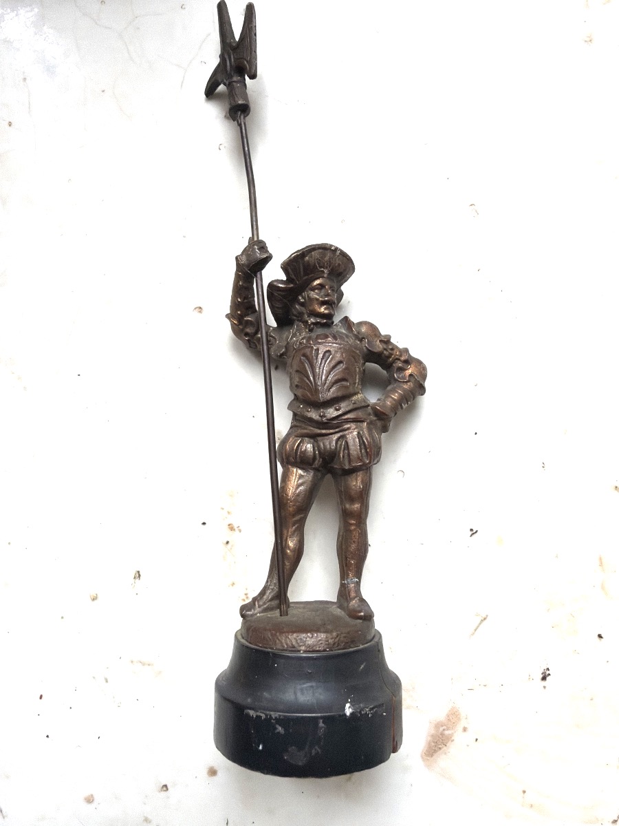  Fine Statuette d'un garde de la Renaissance a la hallebarde  métal patine bronzée Napoléon III