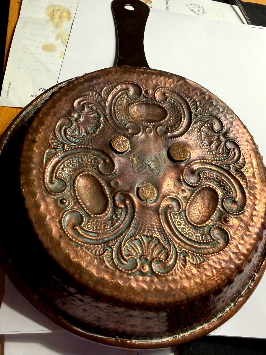  Généreux Bougeoir a main en cuivre  rouge repoussé du XVIIIème siècle Français ,style Louis XV-photo-2