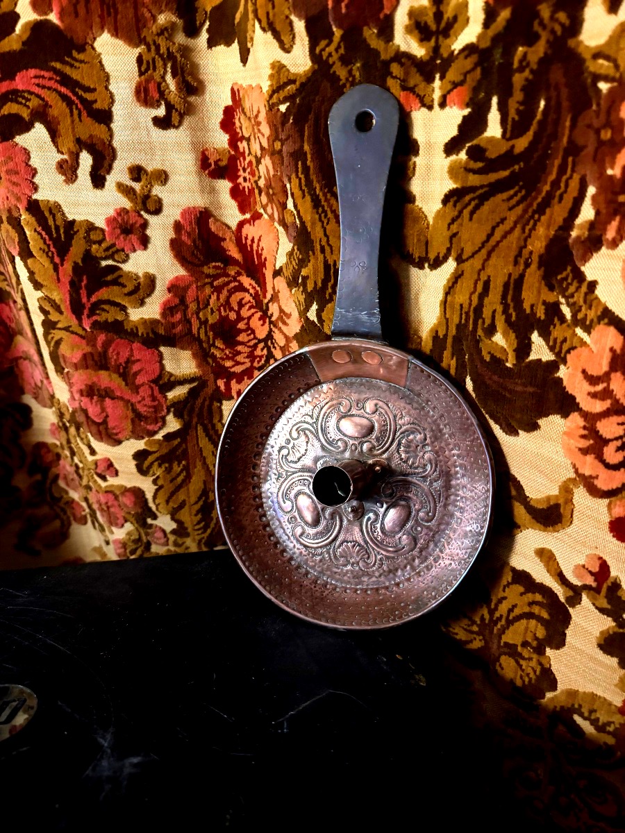  Généreux Bougeoir a main en cuivre  rouge repoussé du XVIIIème siècle Français ,style Louis XV-photo-3