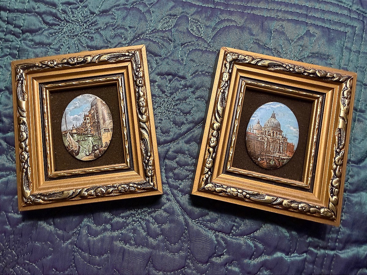 Pair Of Miniature Frames With Oval Enameled Copper Panels Depicting Delicate Views Of Venice From The Early 20th Century