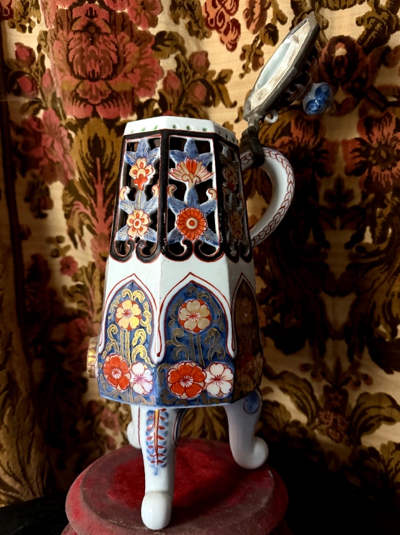 Porcelain Tea Pot (or Kraantjespot/three-legged Samovar) With Imari Decoration, Dating From The 19th Century