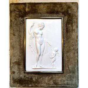 Belle Plaque De Porcelaine Biscuit Blanc Encadrée d'Une Vénus Recevant Les Hommages De Cupidon