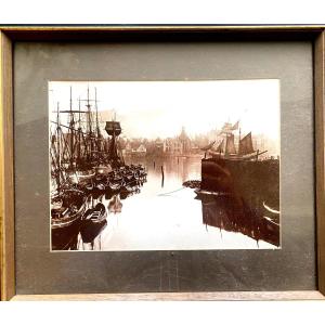  Very Beautirage Sepia Tone Of A Photo From The 19th Century, Flemish Port Framed With A Large Number Of Boats