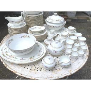 Important rare service Wedgwood décoré, porcelaine Bone China modèle de 121 pièces créé en 1976