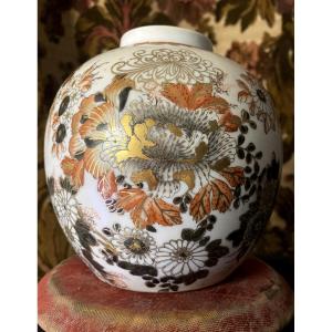  Rare Japanese Bulb Vase Decorated With Coral And Black Gold Flower Motifs On A White Background, 19th Century