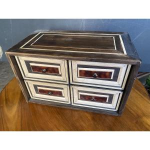 Cabinet de table à bijoux Quatre tiroirs en façade ,& un dissimulé en son centre en marqueterie
