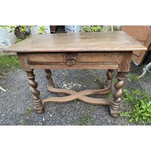 Table d'époque Louis XIII a entretoise croisée pieds torsadés ,  tiroir en façade , noyer clair