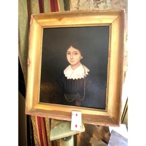 Portrait "jeune femme "cadre Louis Philippe a la robe sombre col dentelle chaine en sautoir