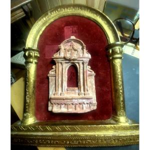Encadrement arcature bois doré à colonnes fond velours rouge autel en terra-cotta . Italie 19èm