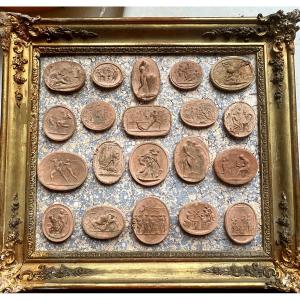   Cadre Louis Philippe présentant une collection d'empreintes de camées en terra-cotta du 19ème