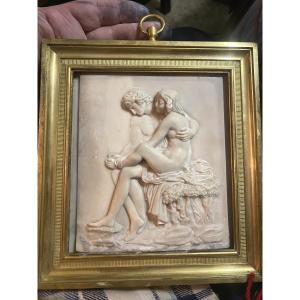 Haut relief sculpté, albâtre représentant une scène d'antiques de deux jeunes amoureux, encadré