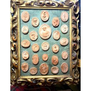 Collection de camées anciens terra-cotta  du XIX ème dans son cadre ajouré baroque sculpté doré