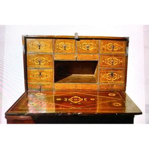 Fin et élégant Cabinet abattant du XVIIème bois choisis de bonne dimension acajou & marqueterie