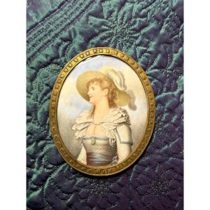 Généreuse miniature  ovale sur ivoire d'une Dame de Cour au grand chapeau à plume encadrée 18èm