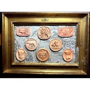 Collection présentée encadrée de camées en terra-cotta Italienne à l'image d'Antiques Années 30