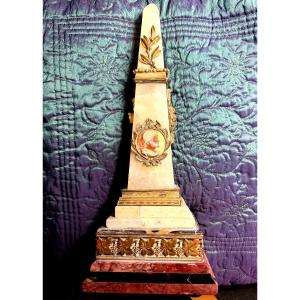 Obélisque en onyx laiteux ornementé d'un camée XVIIIème du Profil de" Scipion l'Africain ",1830