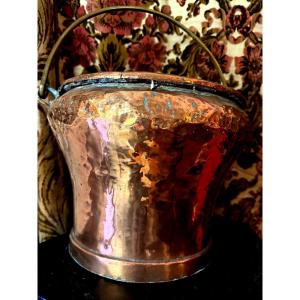 Elégant cuivre rouge XVIIIème , sceau évasé à col bordé piètement en plinthe saillante bon état