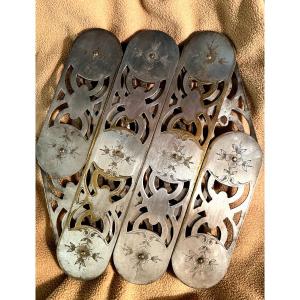 Pratique dessous de plat, bronze argenté, position modulable en croisillons articulés ornementé