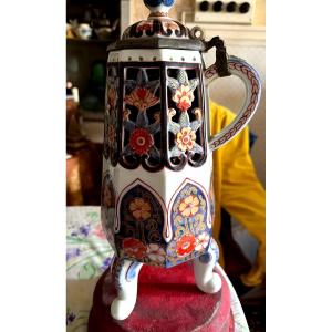  Beau Samovar  couvert en porcelaine Imari Japon sur trois pieds formant fontaine à thé XIX ème