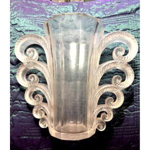 Beau et célèbres vase volûtes: "Chute d'eau" en verre compressé de René Lalique des années "30"