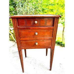 Chiffonnière , marquetée toutes faces pieds gaine , trois tiroirs en façade bois de rose &c;18è