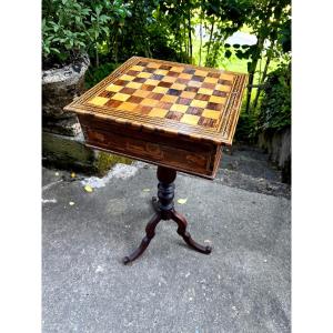 Guéridon en marquerie de Sorente (Italie) du tout début XIXème formant boite à jeux d'échecs